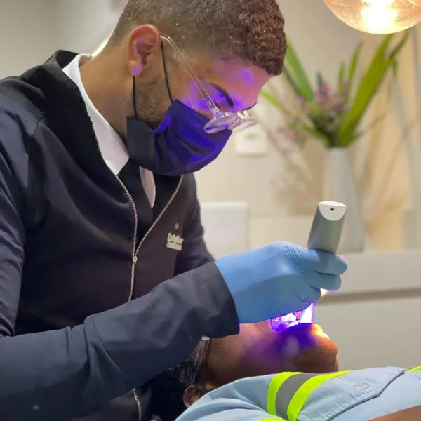 Dr. Arthur Santana atendendo paciente